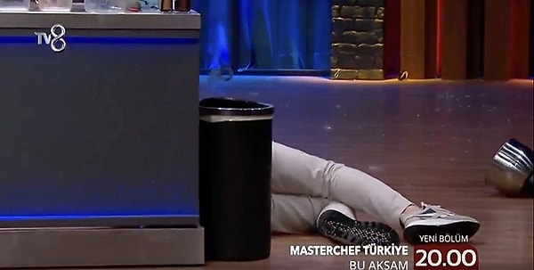 15. MasterChef Türkiye'nin popüler yarışmacılarından Emre, yemek yaparken dümdüz zeminde bir anda yere kapaklandı. Emre'nin bu ani düşüşü diğer yarışmacıları çok korkuttu. Emre'nin geçirdiği kaza sonrası stüdyo şoke olurken o anlar izleyiciyi de etkiledi. Sosyal medyada Emre'nin dümdüz zeminde nasıl düştüğü tartışma yarattı. İşte o anlar...