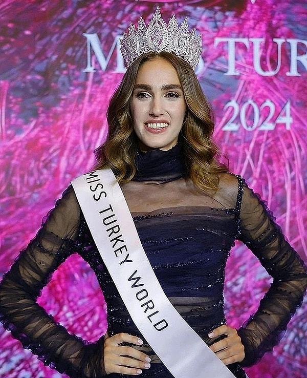 12. Miss Turkey 2024 yarışmasında birinci seçilen İdil Bilgen sosyal medya sayesinde kısa sürede tanınmıştı. Koç Üniversitesi Tıp Fakültesi mezunu olup Bingöl'de bir sağlık merkezine atanmıştı ancak işe başlamamıştı. Bu konuyla gündemdeyken bir de Instagram hesabın paylaştığı son haliyle dikkat çekmişti. Bir süredir nerede ve ne yaptığı merak edilen İdil Bilgen, bu akşam düzenlenen GQ gecesinde boy gösterdi.