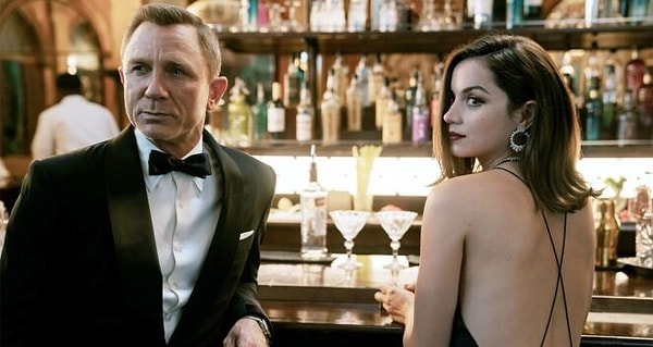 Şimdilerde 56 yaşında olan Craig, 2006 yapımı 'Casino Royale'den tutun da 2021 yapımı 'No Time to Die' filmine kadar tam 15 sene James Bond karakterini canlandırdı ve artık sinema dünyası başka bir James Bond arayışında.