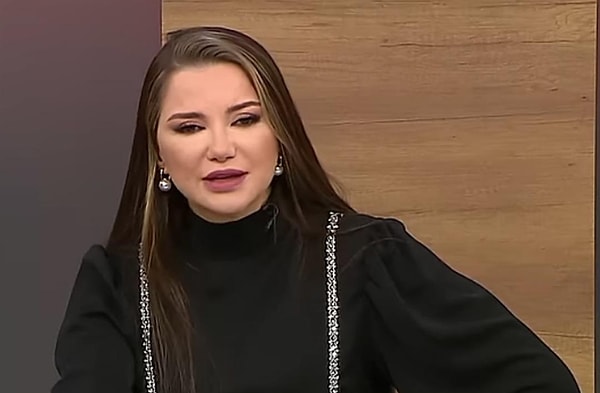 Kadın-erkek ilişkileri ve cinsellikle alakalı çoğu absürt gelen soruları yanıtlayan Esra Ezmeci, yanıtladığı son soruyla sosyal medyanın gündemine oturdu.