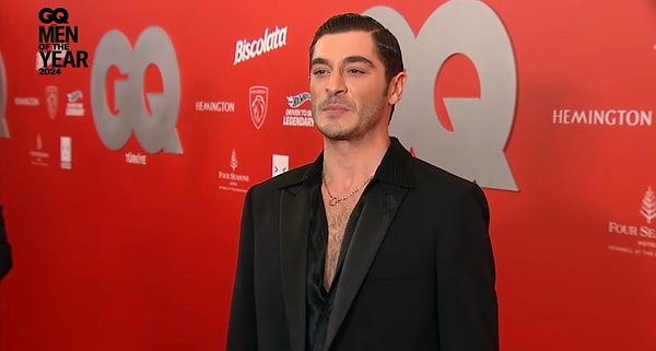 Dün akşam düzenlenen GQ Men Of The Year 2024 gecesine katılan isimlerden biri olan Burak Deniz, bu kez de tarzı ile gündeme geldi.