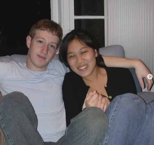 Gelelim Mark Zuckerberg'e. Ünlü isim, sevgilisi Priscilla Chan ile 2003 yılında tanıştı.