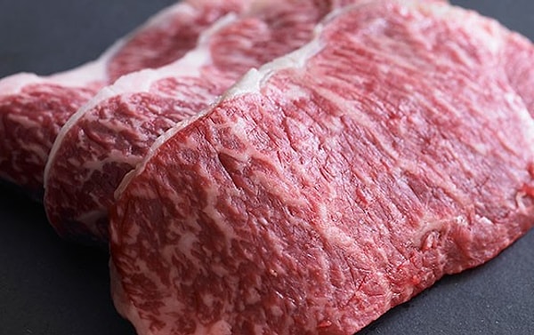 Dünya çapında lezzetiyle ün salan Wagyu etinin fiyatının asgari ücretten fazla olmasına sosyla medyada tepki geldi.