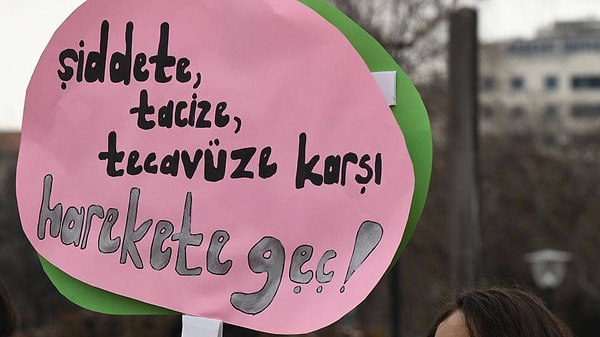 Başlatılan soruşturma kapsamında ifadesi alınan kız öğrenci B.C., Çocuk İzlem Merkezi’nde 3 kez ifade verdi. İsmini verdiği erkek öğrencilerin kendisini zorla tuvalete götürerek kendisine dokunduklarını, öptüklerini söyleyen B.C., bu dokunmaların saniyelerce sürdüğünü söyledi.