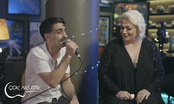 Ama onun ününe ün katan bir başka özelliği daha var: sesi. Polatoğulları, Ercan Saatçi'nin "Çok Akustik" programında Kayahan'a ait "Şikayetim Var" şarkısını söyleyerek büyük beğeni topladı.