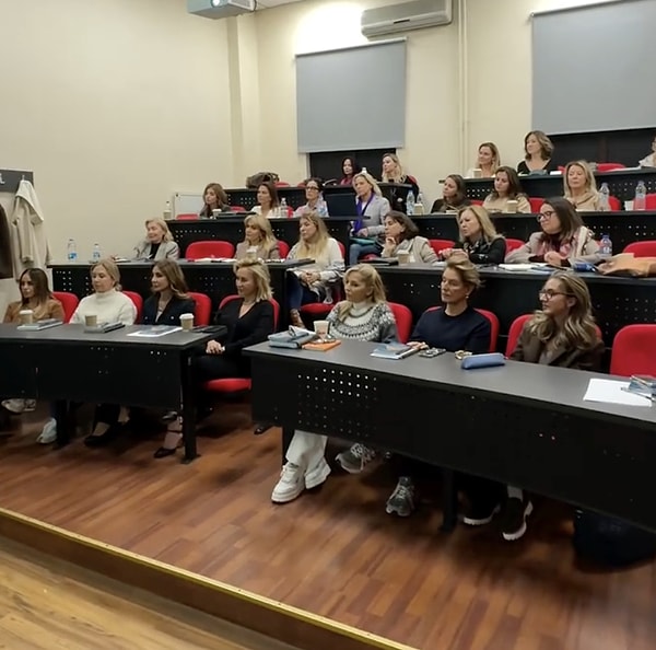 Defter ve kalemini alıp okula gelen ve yeniden okullu olmaya karar veren kaynana Arzu Sabancı, “Kuzey Yunanistan Osmanlı Mimari Mirası” dersini Prof. Dr. Heath Lowry'den aldı.