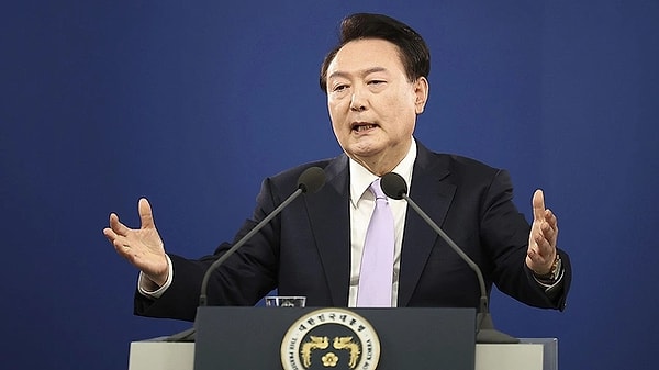 Güney Kore Cumhurbaşkanı Yoon Suk-yeol, Salı günü yaptığı açıklamada, muhalefeti “parlamento üzerindeki denetimi ele geçirmeye çalışmakla”, “Kuzey Kore’ye sempati duymakla” ve “devlet karşıtı eylemlerle hükümeti felç etmeye çalışmakla” suçladı. Bu açıklamanın ardından Yoon, ülkede acil sıkıyönetim ilan etti. Güney Kore ordusu ise sıkıyönetim kapsamında siyasi toplantıların askıya alınacağını duyurdu.