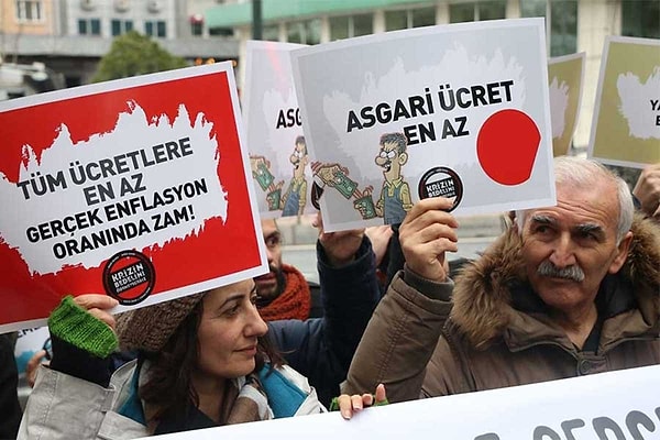 Asgari ücret, halen bir işçi için aylık brüt 20 bin 2 lira 50 kuruş, kesintiler düştüğünde net 17 bin 2 lira 12 kuruş olarak uygulanıyor. İşveren tarafı, döviz kurları da hesaba katıldığında rekabetçi olabilmek adına asgari ücret zammının belirli bir seviyeyi aşmaması gerektiği görüşünde.