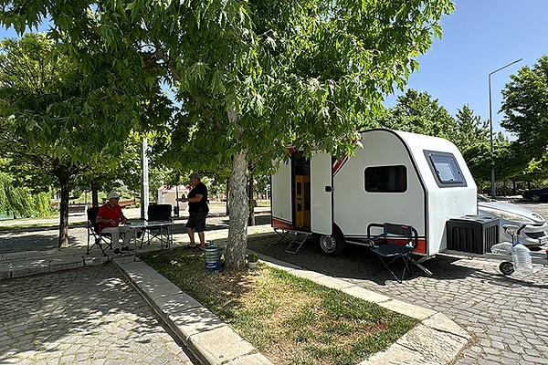 Çekme karavanlarda motokaravan gibi ağırlığa göre işleyen bir sistem mevcuttu. 750 kilogram altındaki hafif römorkları B, C ve D sınıfı ehliyet sahipleri kullanabiliyordu.