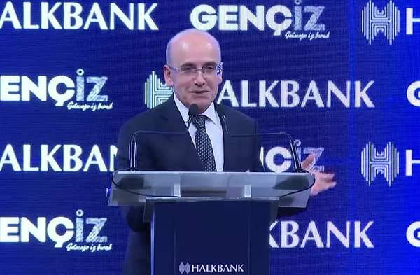 Hazine ve Maliye Bakanı Mehmet Şimşek'in İstanbul'da Halkbank Gençİz Zirvesi'nde sigara üzerinden verdiği tasarruf örneği sosyal medyada gündem oldu.