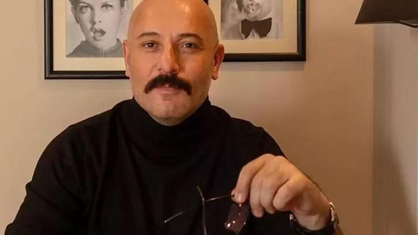 Ve nihayet Tolga Tekin cephesinden yepyeni bir haber geldi. Gazeteci Birsen Altuntaş'ın haberine göre Tolga Tekin Kızıl Goncalar ekibine veda etti. Diziye ise yeni oyuncuların geleceğini aktardı.