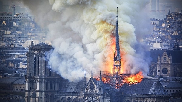 The flames spread rapidly, causing one of the spires and the roof to collapse entirely.