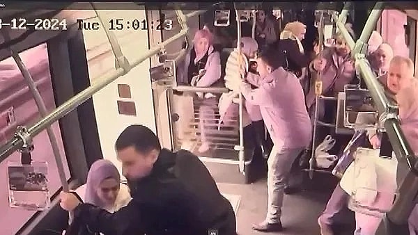 İstanbul'da metrobüste bugün yürekleri ağza getiren bir kaza yaşanmıştı. Patlayan rögar kapağının metrobüsün camını kırması sonucu bir yolcu yola düşmüştü. Metrobüsten düşen Emrah Aytış, yaşadığı korku dolu anları Habertürk'e anlatt