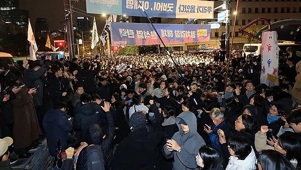 Savunma Bakanı Kim, sıkıyönetim ilanıyla halkı endişeye sürükledikleri ve kargaşaya yol açtıkları için vatandaşlardan özür dilemişti.