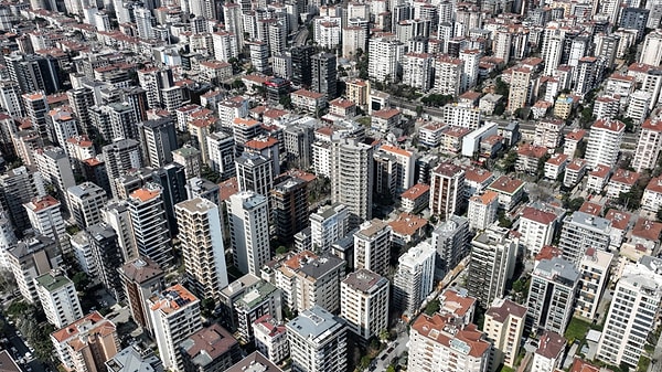 Köy Kanunu'nda değişiklik yapılarak, köyde ikamet eden ve köy nüfusuna kayıtlı olup evi bulunmayan ihtiyaç sahiplerine satılan taşınmazlar üzerinde bina yapmayanlara veya taksitlerini ödemeyen hak sahiplerine 31 Aralık 2028'e kadar ek süre tanınıyor.