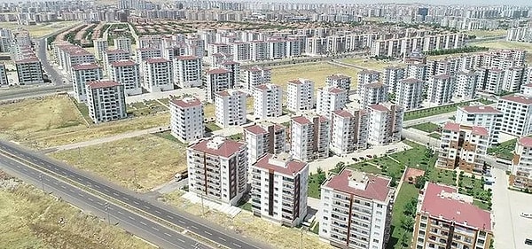 Taşınmaz maliklerinin talebi üzerine yapılan imar planı değişikliklerinde, değer artış payı olarak yüzde 90 oranında bir bedel alınacak. Anayasa Mahkemesi'nin iptal kararları dikkate alınarak, elektronik haberleşme altyapılarında yapı ruhsatı alınması maddesi düzenlendi.