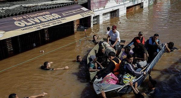 Brezilya'nın Rio Grande do Sul eyaletindeki Canoas'ta meydana gelen sel felaketinden sonra insanlar kurtarılıyor, 5 Mayıs 2024.