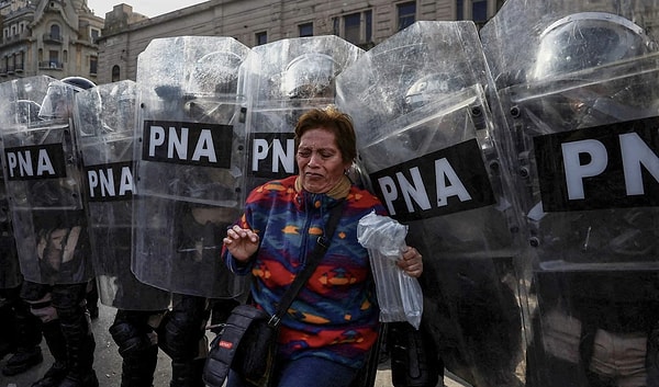 Bir kadın, Arjantin Devlet Başkanı Javier Milei'nin emeklilik reformunu veto etme kararına karşı düzenlenen protestoda. 11 Eylül 2024, Buenos Aires.