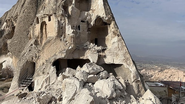 Bölgede daha önce de farklı noktalarda tarihi peribacalarında yıkılma ve çökme olayları yaşanmıştı.