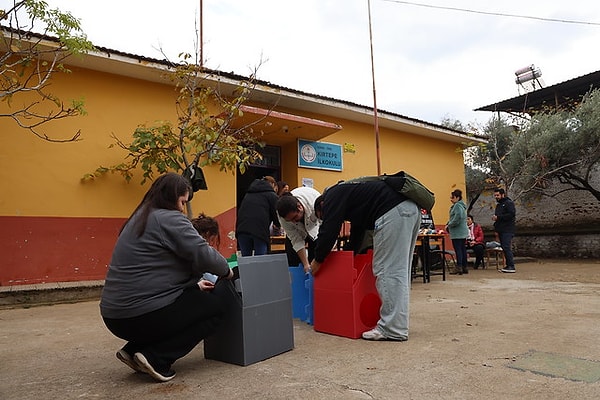 Tire Kırtepe İlkokulu’nda buluşan gönüllüleri, dünyayı güzelleştirmek için bir adım attı!