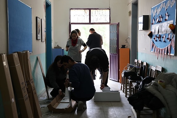 Okulun ihtiyaçları giderildi ve yarınlarımızı emanet ettiğimiz çocuklarımızın daha iyi bir ortamda eğitim alabilmeleri için düzenlemeler yapıldı.