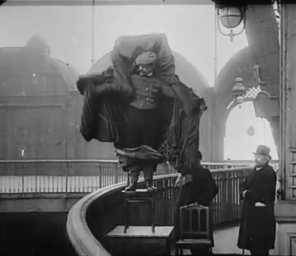 Franz Reichelt’in trajedisi, bugün genellikle mucitlerin kibirine dair bir uyarı hikayesi olarak anlatılıyor. Ona, “Uçan Terzi” lakabı takıldı ve adı, The Darwin Awards gibi mizahi başarısızlık kitaplarında yer aldı.