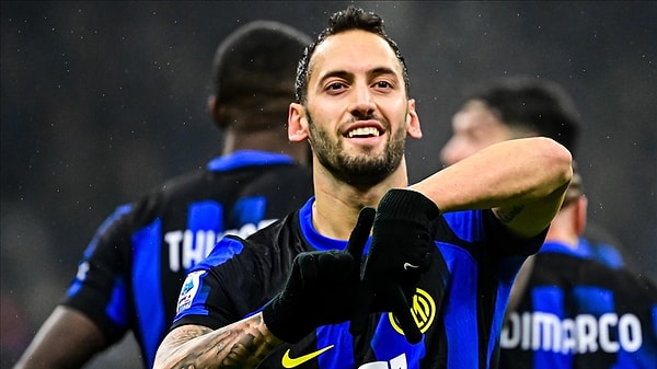 Inter'in resmi internet sitesinden yapılan açıklamada, "Arsenal ve Napoli'ye karşı oynanan maçlarda parlayan Hakan Çalhanoğlu için oldukça olumlu bir ay oldu. San Siro'da Arsenal'a karşı belirleyeci faktör olarak öne çıktı. Napoli maçında ise uzak mesafeden attığı gol şaheserdi." ifadelerine yer verildi.