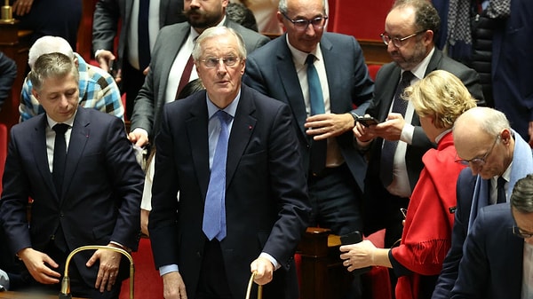 Eylül ayının başlarında başkan olarak atanan Barnier, maliyeyi düzene sokmayı hedeflemişti. Ancak Barnier’in kemer sıkma bütçesi aşırı sol ve aşırı yağın tepkisini çekmişti.