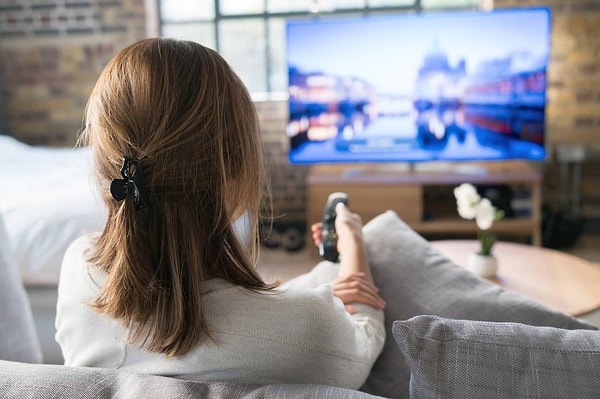 Peki günümüz televizyonlarında neden bu ses yok? Modern televizyonlarda kullanılan LED ve OLED teknolojileri, CRT teknolojisinin aksine yüksek voltajlı tüpler yerine daha az enerji harcayan ve sessiz çalışan ışık kaynakları kullanır.