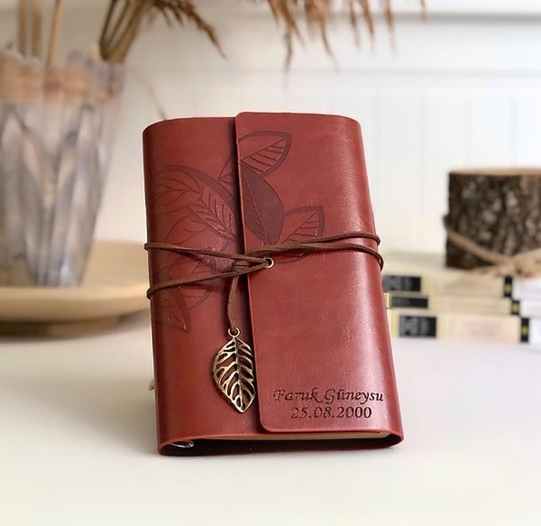 2. Mobgift Kişiye Özel Yaprak Tasarımlı Retro Deri Defter + Kalem (Açık Kahverengi)