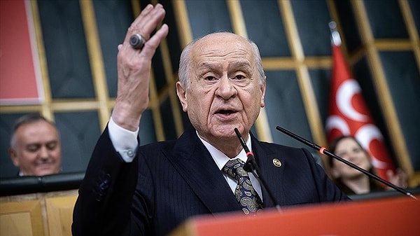 Devlet Bahçeli, Öcalan’a çağrısının siyasi olmadığını söylerken, “İki nokta arasındaki en kısa çizgi bir doğru parçasıdır. İmralı A noktasıysa, DEM B noktasıdır. Bu iki nokta arasında doğrudan irtibat sağlanmalı” ifadelerini kullandı.