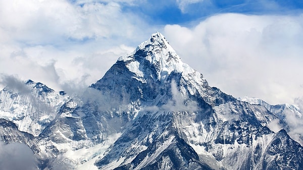 3. Everest, hangi dağ sırasında yer alır?