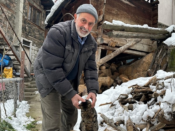 Kedilerin, Şahin’in ayak izlerini takip ederek kurtulması izleyenlerin kalbini ısıttı. Hayvanlara olan sevgisi ve sorumluluğuyla zorlu şartlara rağmen kedilerine ulaşmaya çalışan Ahmet Amca, sosyal medyada binlerce beğeni ve yorum alarak takdir topladı.