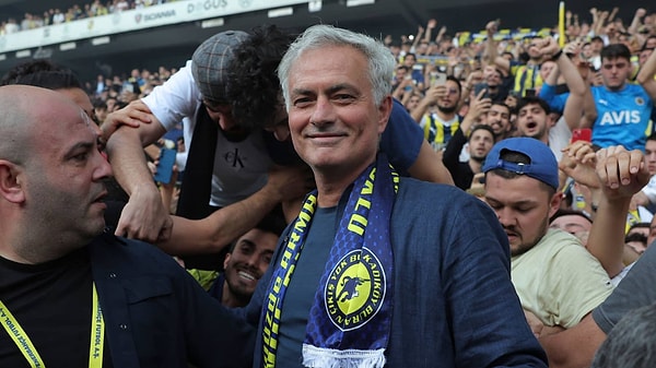 ''Beşiktaş'ın yeni bir hocası yok'' diyen Mourinho, şu anda takımı yöneten Serdar Topraktepe'nin oyuncuları iyi tanıdığını ve geçen sene kupa kazandığını söyledi.