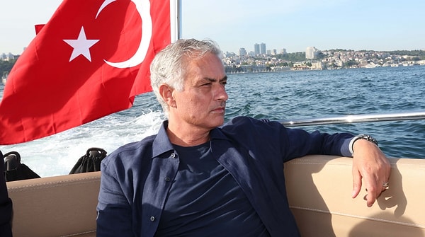 İstanbul'daki hayatının Samandıra ile kaldığı yer arasında geçtiğini belirten Mourinho, Türkiye'nin farklı bir kültüre sahip olduğunu ve buraya gelen yabancı teknik direktörlerin adaptasyon ve sabır sorunu nedeniyle şampiyonluktan uzak kaldığını tahmin ettiğini söyledi.