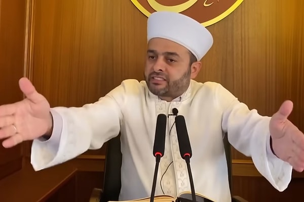 Tepki gösterenlerden imam Halil Konakcı ise Kabaktepe'ye tövbe etmesi ve özür dilemesi için çağrıda bulundu. X hesabından Kabaktepe'nin paylaşımını alıntılayan Konakcı adeta küplere bindi.