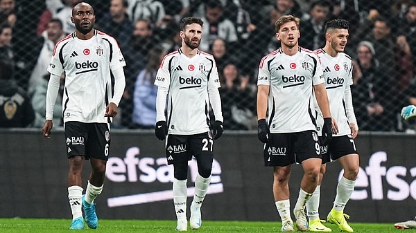 Tüm bu kaosun içinde olan yine Beşiktaş'ın bir sezonuna, taraftarın sevgisine olmuş gibi görünüyor. Kimsenin bir gün dahi suçsuz ya da suçlu kalamadığı ortamda tüm bunlar olurken istifa etmemeyi bir şekilde açıklayabilen Samet Aybaba bile sadece üç gün haklı kalmayı başardı.