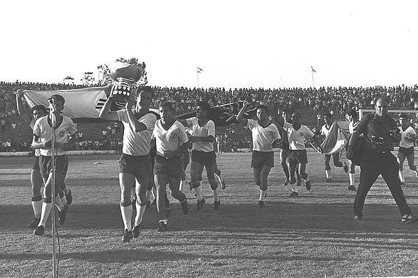 İsrail, uzun yıllar önce şansını Asya Futbol Federasyonu'nda denedi. Dört defa Asya Futbol Şampiyonası'na dahi katıldı.