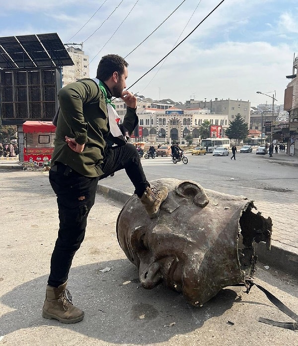 Heykelin yıkılmasının ardından araç arkasında caddelerde gezdirildi. Kimisi ise yıkılan heykelle hatıra fotoğrafı çektirdi.