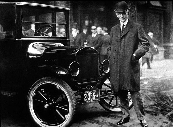 45 yaşında Ford otomobili kuran Henry Ford.