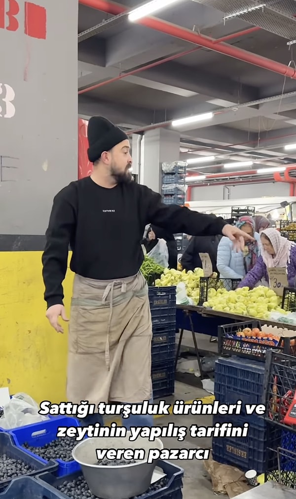 Eğer pazara gidiyorsanız ünlü fenomenin bu tiplemesine muhakkak rastlamışsınızdır. ''Sattığı turşuluk ürünleri ve zeytinin yapılış tarifini veren pazarcı'' notuyla paylaşılan içeriği görünce ne demek istediğimizi daha iyi anlayacaksınız.