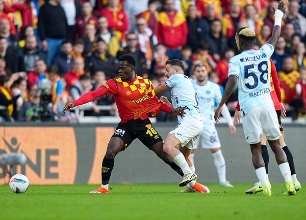 Süper Lig'de Gürsel Aksel Stadyumu'nda Göztepe, ligde zor günler geçiren Adana Demirspor'u ağırladı.