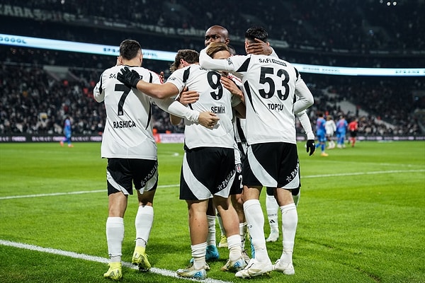 Ev sahibi Beşiktaş'ın ilk 11'i: Mert, Svensson, Tayyip Talha, Emirhan, Masuaku, Al Musrati, Rashica, Salih, Gedson, Rafa Silva, Immobile