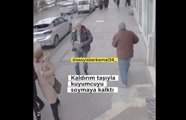 Eline aldığı kaldırım taşıyla bir kuyumcuya giren adam, birkaç parça takıyı aldıktan sonra çıkmak istedi.