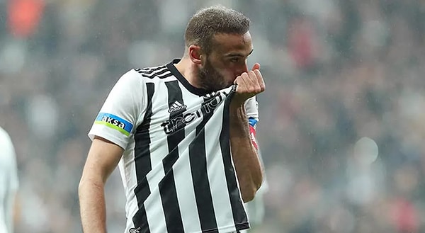 Beşiktaş formasıyla bütünleşen ve kulüp efsanesi gibi görülen Cenk Tosun, bu yaz takımı sözleşme yenilemeyince Fenerbahçe ile anlaştı.