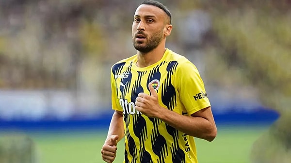 Cenk Tosun, Fenerbahçe'ye imza atsa da istediği süreyi bir türlü bulamadı. Bu akşam oynanan Beşiktaş maçında da yedekler arasındaydı.