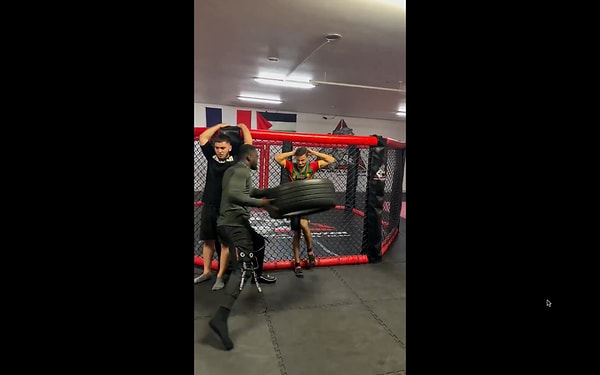 Fransa'da MMA dövüş eğitimi veren bir hocanın o anları sosyal medyada viral oldu.