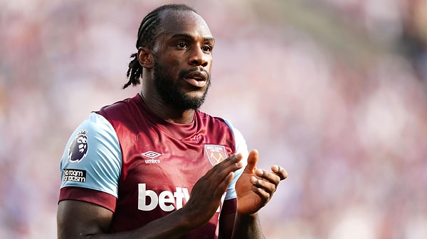 West Ham United'ın yıldızı Michail Antonio bugün İngiltere'de bir trafik kazasına karıştı. Arabanın ağır hasar aldığı görülürken oyuncu ile ilgili bilgiler saatler sonra geldi.