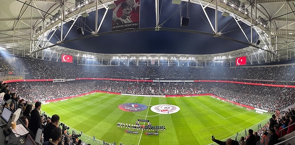 Beşiktaş, Tüpraş Stadyumu'nda ezeli rakibi Fenerbahçe'yi ağırladı. Dolu tribünler önünde oynanan maçta iki takım taraftarı da bir an olsun susmadı.