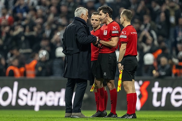 Hakem performansını öven Mourinho, "Buraya gelmeden önce hakem odasına gittim ve hakemi tebrik ettim. Bence hakem yönetimi tutarlıydı" açıklaması yaptı.